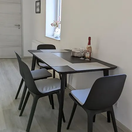 Moderne 3-zimmer-ferienwohnung Direkt Am Saaleradwanderweg Apartament